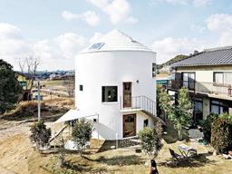 빌딩처럼 솟은 계단실로 하늘과 땅을 연결하다