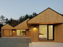 자연에서 온 재료로 만든 자연스러운 <strong>단층집</strong>