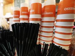 6월부터 카페 일회용컵 쓰면 300원…주워서 돌려줘도 반환