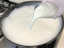 <strong>프라이팬</strong>에 우유를 붓고 끓이면 벌어지는 일