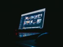 [카드뉴스]<strong>가짜뉴스</strong>로 월 3,500만원?…돈이 되는 '국뽕'