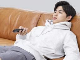 누워서 TV 보는 당신, 당장 자세를 바꿔야 하는 이유