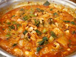 ‘부산 가서 이걸 안 먹어?’ 현지 토박이도 줄 서서 먹는 낙곱새 찐 맛집