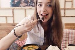 우연히 찍힌 사진으로 유명해진 <strong>외국인</strong> 모델이 한국 오자마자 욕 들은 이유