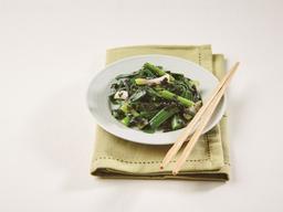 <strong>제철</strong>인 풋마늘, 초간단 <strong>반찬</strong>으로 만든다… ‘풋마늘김무침’