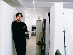 피부 위에 꽃과 잎사귀를 정성껏 심어내다...윤건희 <strong>타투이스트</strong>