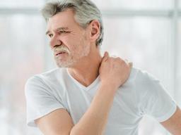 예쁜 등과 어깨 건강 동시에...어깨 으쓱으로 두 마리 토끼 잡는 '슈러그'