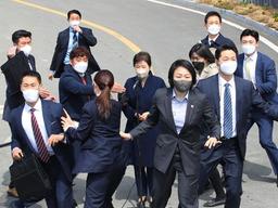 소주병이 날아오기 전, ‘그녀’가 알아챌 수 있었던 이유는?