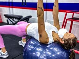 올해 41살…애둘맘 여배우가 공개한 <strong>복근</strong> 수준은 모두를 감탄케한다