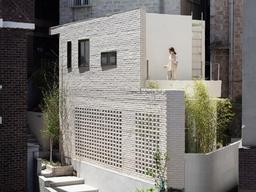 서울 도심 골목, 틈새를 밝히는 15평 신혼집