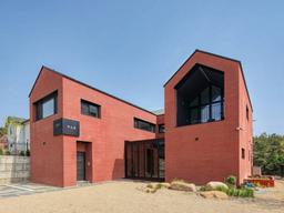 서로에 대한 존중으로 빛나는 벽돌 중정 <strong>집</strong>