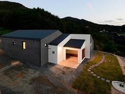 단순한 외관, 재미가 있는 공간 구성. 삼대가 함께 사는 오손도손가