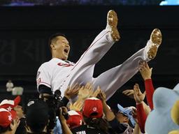 "전반기 타율 1위 이대호, 이대로 못 보낸다"