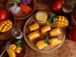 불 없이 가볍게! 다이어트에도 좋은 ‘애플망고 <strong>스프링롤</strong>’