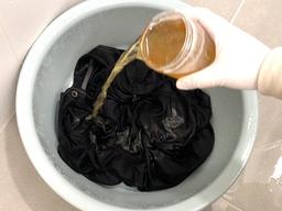 검정색옷에 맥주를 부으면 벌어지는 일