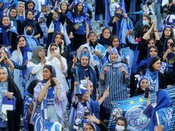 41년 만에… 이란의 축구장을 가득 채운 '블루 걸스'의 함성