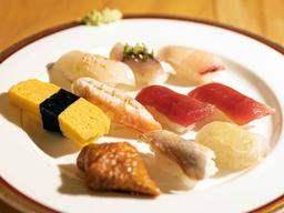 모둠초밥 한 접시가 이 가격? 아직은 살 만한 세상입니다