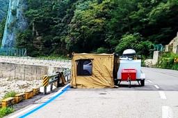 커브 길에 텐트 친 역대급 ‘캠핑 빌런’ 등장에 누리꾼들이 보인 반응