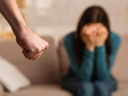 "의심만 하는 남편, 어린 딸에게도 욕설과 폭력을...어떻게 살지 막막"