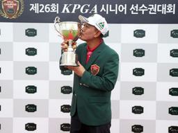 김종덕, 왼쪽 발꿈치 떼고 백스윙… 61세에도 장타왕