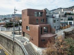 옹벽 위 테라스를 층층이...서촌 '북향집'