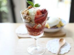 ‘토핑 가득’ 파르페 먹는 日의 중년 남성들