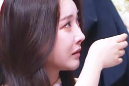 “7시간 만에…” 역주행 <strong>신화</strong> 쓴 걸그룹 <strong>멤버</strong>, 충격적인 상황 맞았다