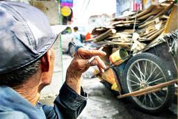 폐지 모아 겨우 먹고살던 노인들에게 닥친 경악스러운 상황