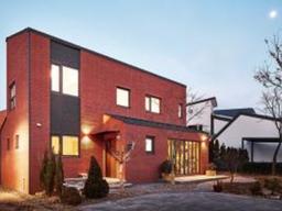 꽃다운 향기가 있는 붉은 벽돌집의 단정함, 방초헌芳草軒