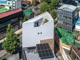 도시와 자연 사이에서 만난 <strong>독특한</strong> 삼각 돌집