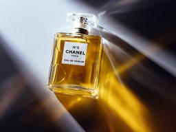 샤넬이 택한 다섯번째 병…<strong>향수</strong>의 <strong>역사</strong>가 시작되다