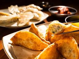 주문하면 그제야 빚어 튀기는 만두… 꽃잎처럼 입안에서 바스러지네