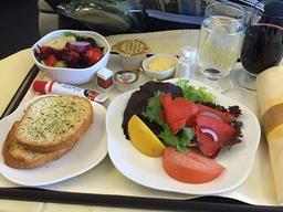 "장거리 여행 시 <strong>기내식</strong>은 먹지 마세요"..25년차 英베테랑 승무원의 조언