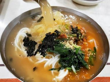 쉴 새 없이 호로록 먹게 될 부산 국수 맛집