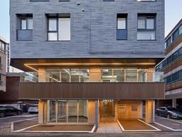 "새롭지만 낯설지 않게" 오래된 동네에 삼대가 일궈낸 상가<strong>주택</strong> [집 공간 사람]