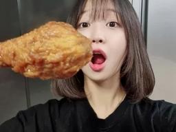 "밥 먹을 돈이 부족해서.." '830만 먹방 유튜버' <strong>쯔양</strong>, 충격적인 한 달 식비와 <strong>수입</strong> 공개했다