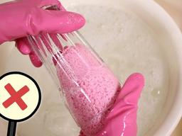 <strong>물컵</strong>에서 비린내가 날 때 절대 바로 하면 안되는 행동