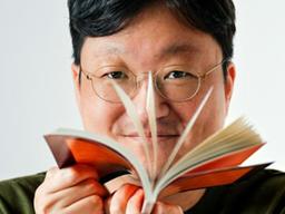 수능 망해 시인 된 ‘문단의 아이돌’ “<strong>유머</strong>가 제일 중요해” 외치는 이유