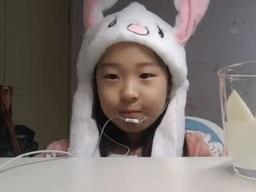 "모두 아빠 통장으로.." '키즈 <strong>유튜버</strong>' 띠예 부모님이 밝힌 유튜브 <strong>수익</strong> 현재 상황