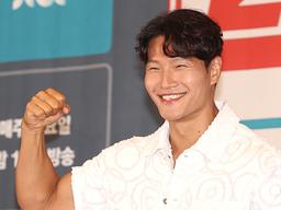 5만원 머리끈에 티셔츠 4만원대? 김종국·강민경, <strong>고가</strong> 논란에 '뭇매'