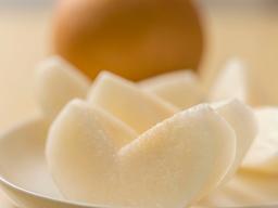 “영양소 버리려고?” 배 껍질 깎으면 영양성분도 <strong>쓰레기통</strong>에…