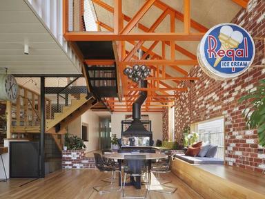 오렌지 철골 구조를 집 내부까지? 