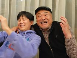 “대학? 저희 ‘들이대’ 나왔어요”… ‘흥부자’ 호랑나비 <strong>가수</strong>와 홍경민의 안 닮은 듯 닮은 인생 동행