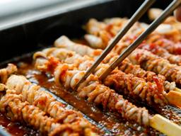 "이걸 안 먹어 봤다고?"... 부산 야시장에서 꼭 먹어봐야 하는 음식은?