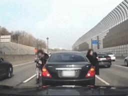 “깜빡이 켰는데 뭐가 문제?!”…<strong>고속도로</strong> 한복판서 벌어진 황당 사건에 대한민국 뒷목 잡았죠