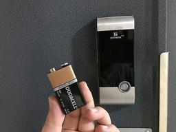 <strong>도어락</strong> 방전되서 문이 열리지 않아도 이거 하나면 끝!