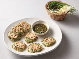 ‘향긋하게 구워요’ …달래 올린 아삭 <strong>연근</strong>전