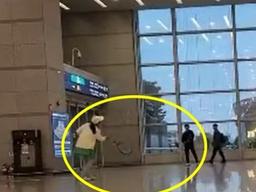 인천공항 안에서 테니스 친 커플 "야구도 할 기세, 무개념"[영상]