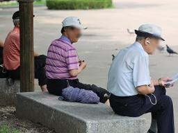 내한몸 건사하기도 힘들어…노인 4명 중 1명 "<strong>재산</strong> 쓰고 가겠다"