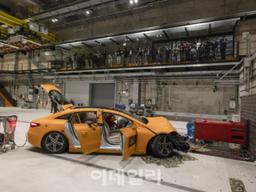 [현장]‘안전, 또 안전 위해’ 수억짜리 벤츠, 하루 3대씩 부숴가며 연구